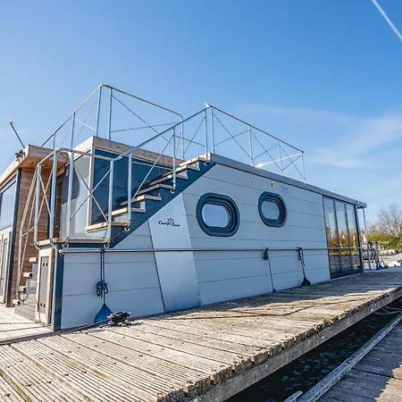 Houseboat At Marina With Views Tekne Uitgeest