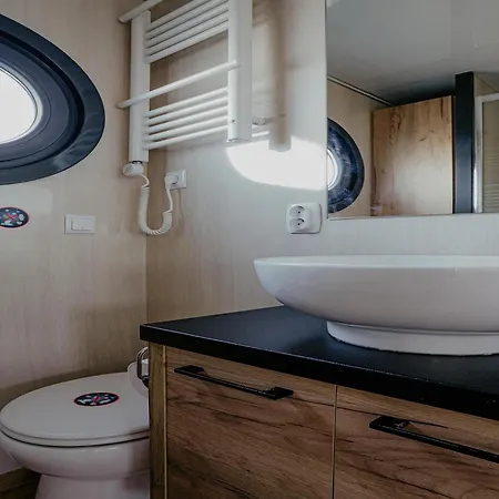 Tekne Houseboat At Marina With Views Uitgeest